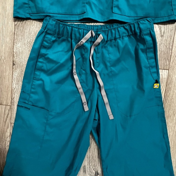 Wonder Wink Teal Scrub Set size XS - Picture 5 of 9